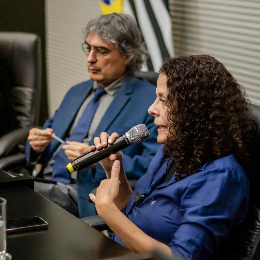 Carla Lettieri em audiência pública sobre o descarte de animais