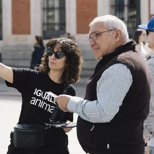 Ativista da Animal Equality conversando em protesto