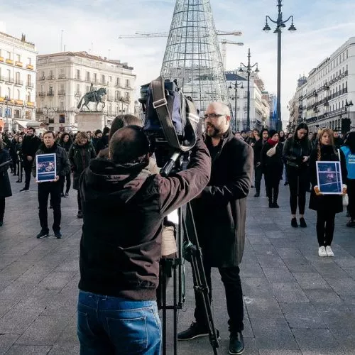 Javier dando entrevista para imprensa