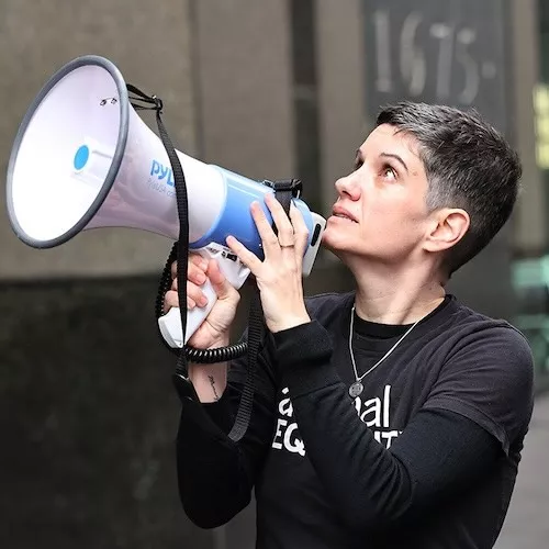 Sharon Nunez com microfone em protesto