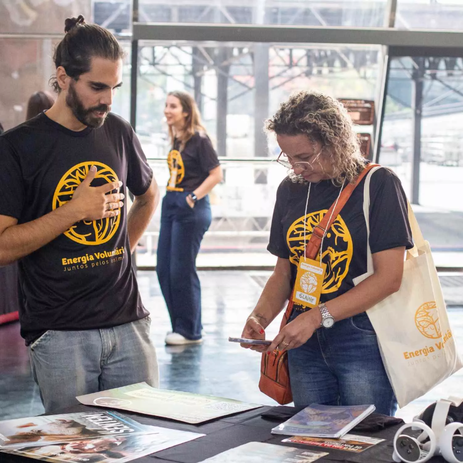 André no stand da Animal Equality