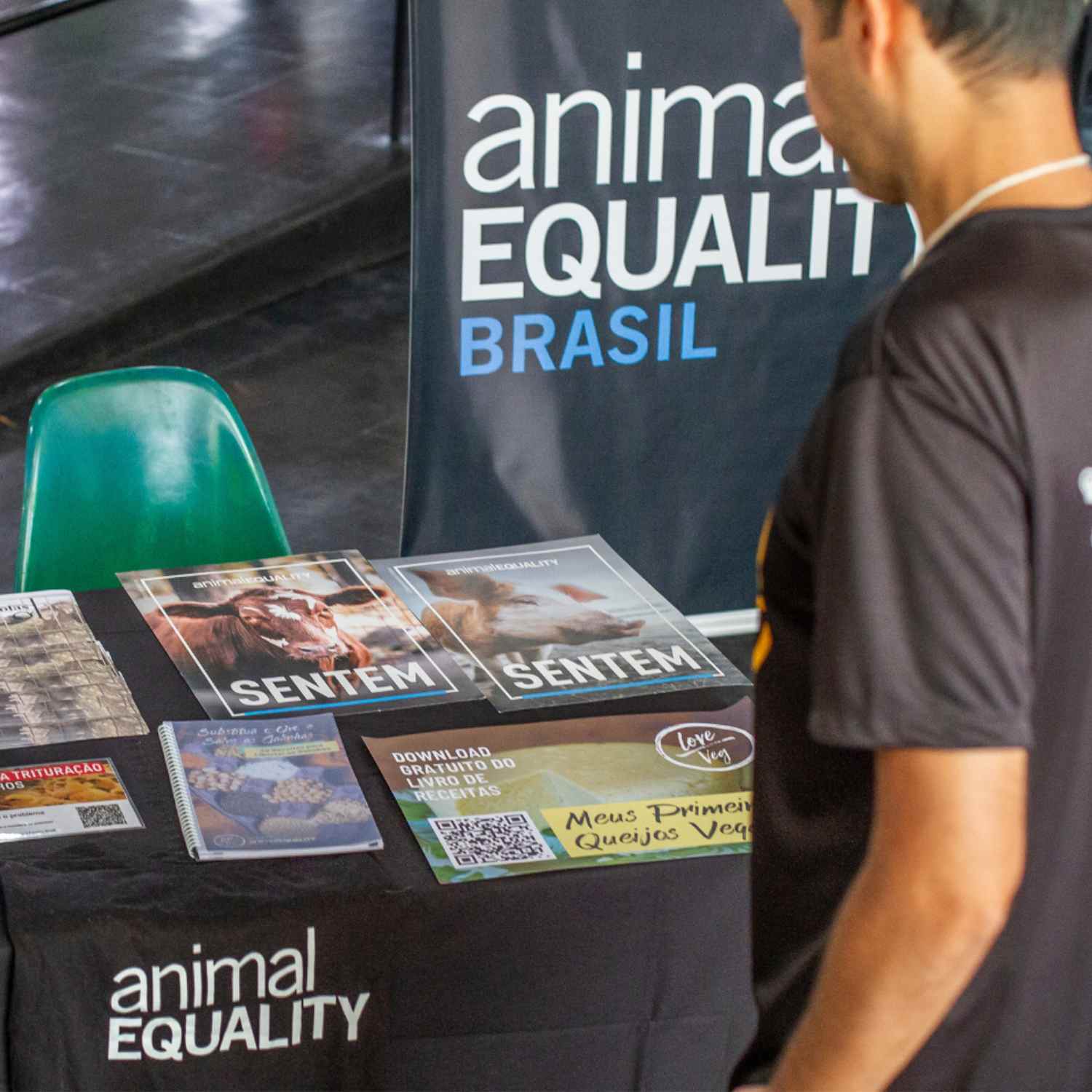 Voluntário visitando o stand da Animal Equality no Energia Voluntária