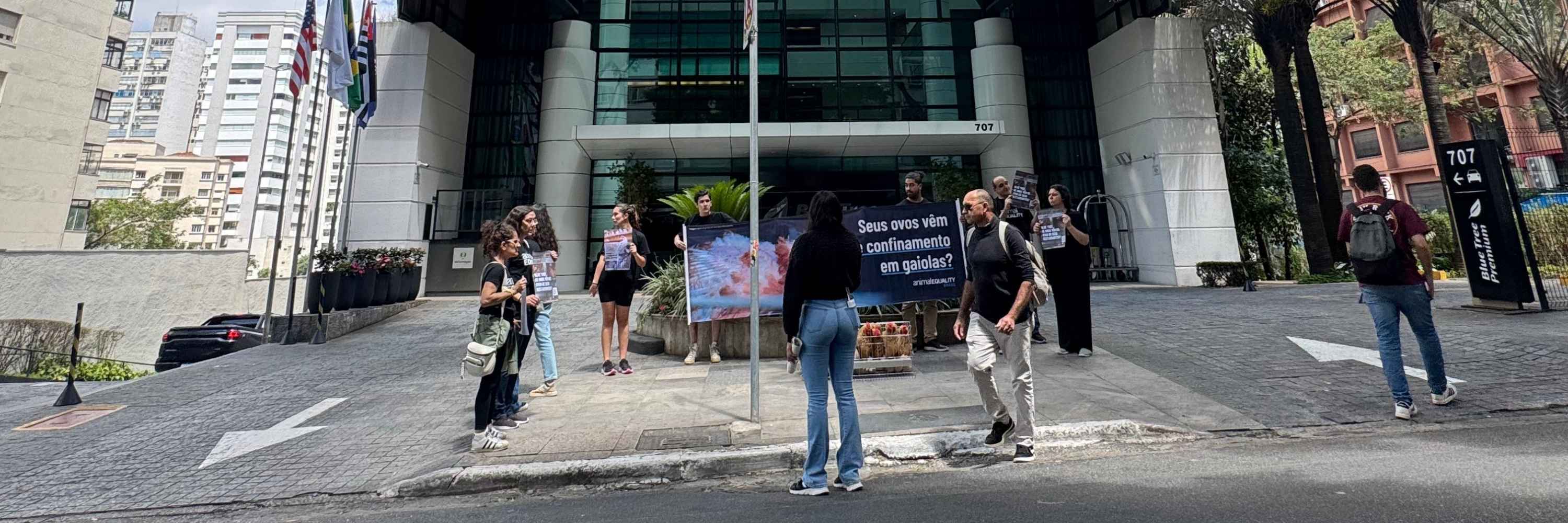 Ação de conscientização em frente ao Blue Tree