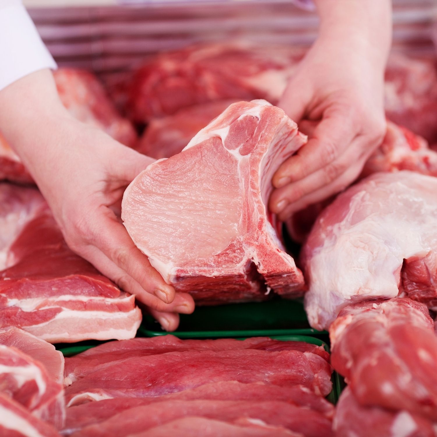 Homem segurando pedaço de carne animal