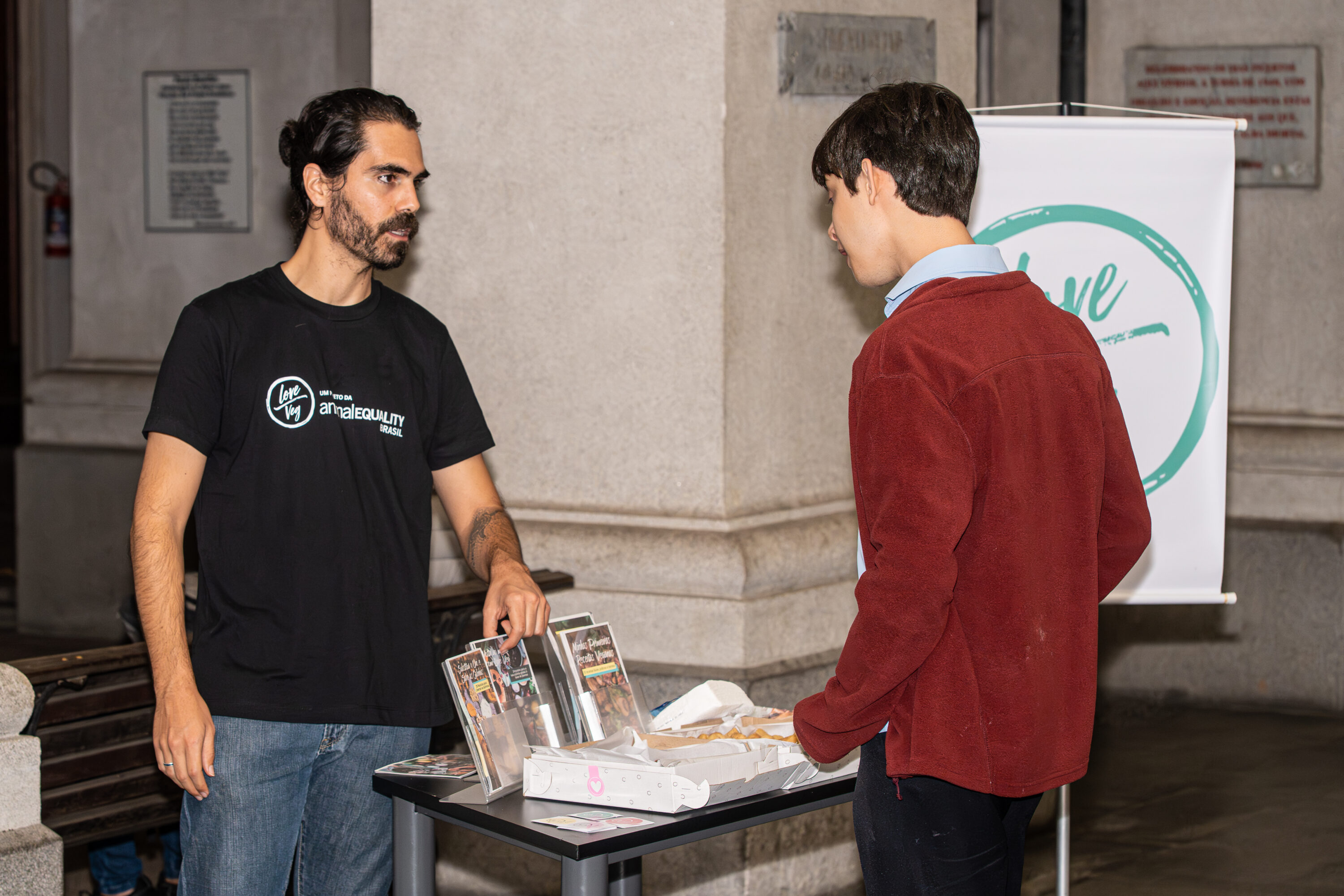 André em stand do Love Veg no evento de lançamento do relatório