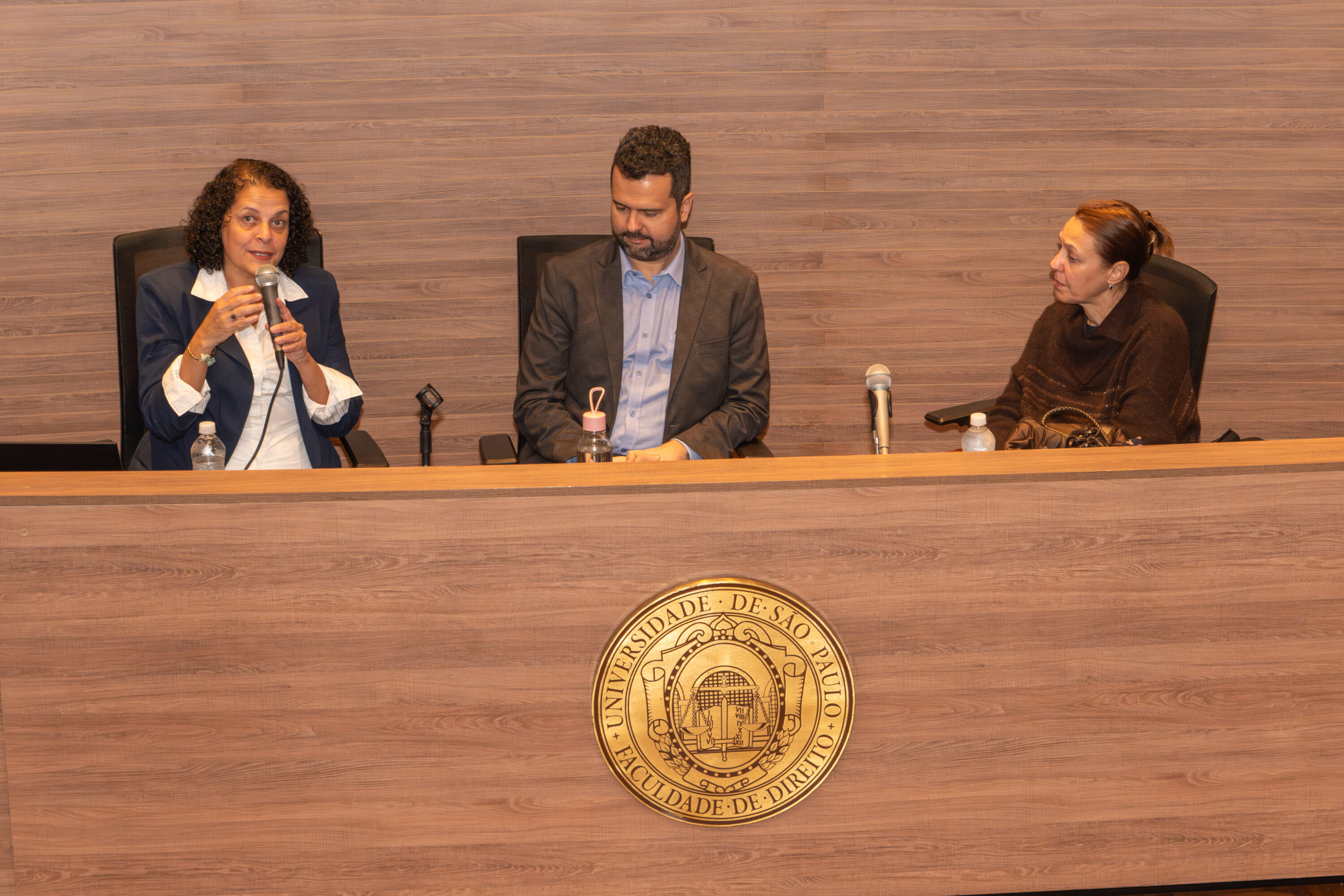 Carla palestrando no lançamento do relatório