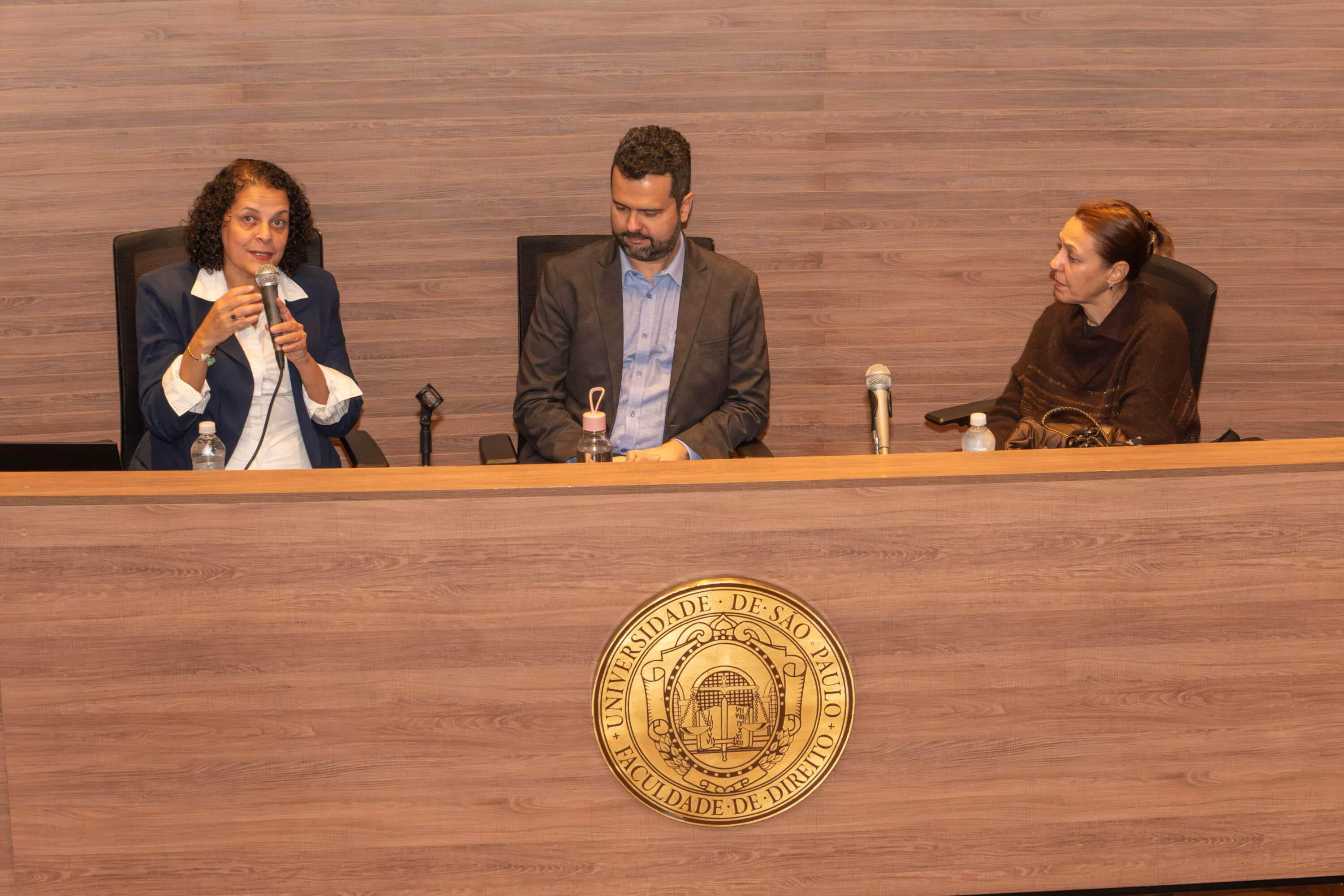 Carla palestrando no lançamento do relatório
