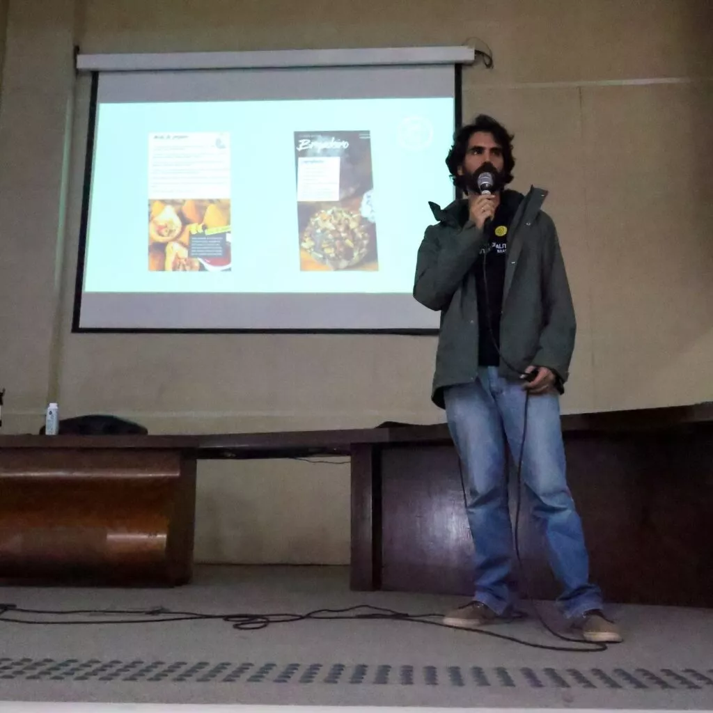 André palestrando representando o Love Veg