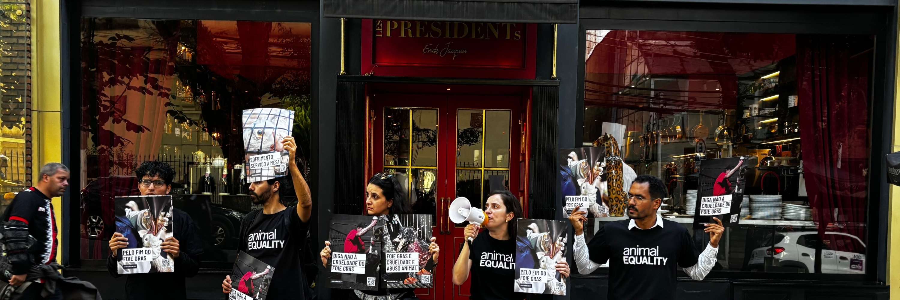 Protesto em frente a restaurante que serve foie gras