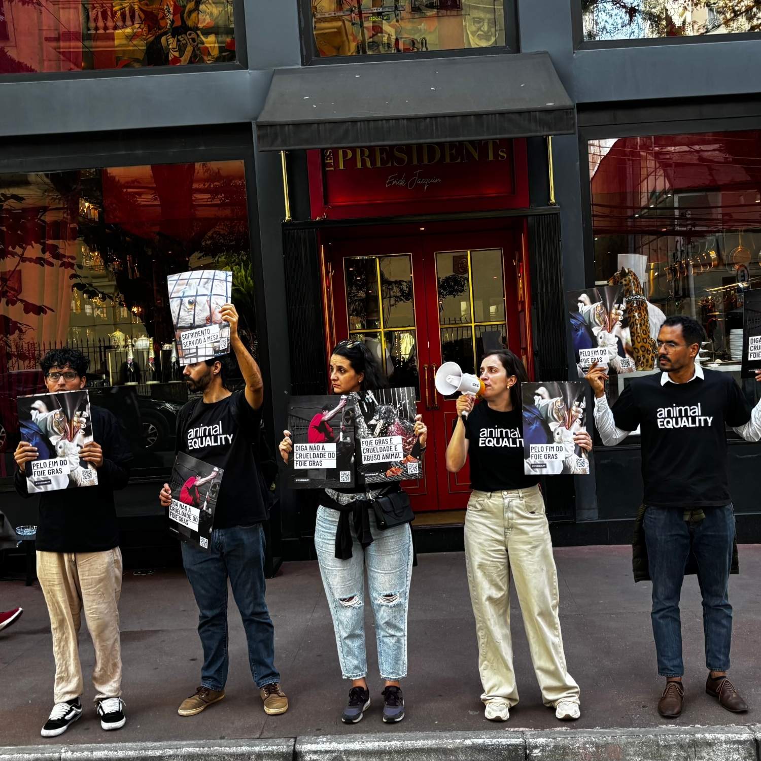 Equipe da Animal Equality e ativistas em manifestação contra o foie gras