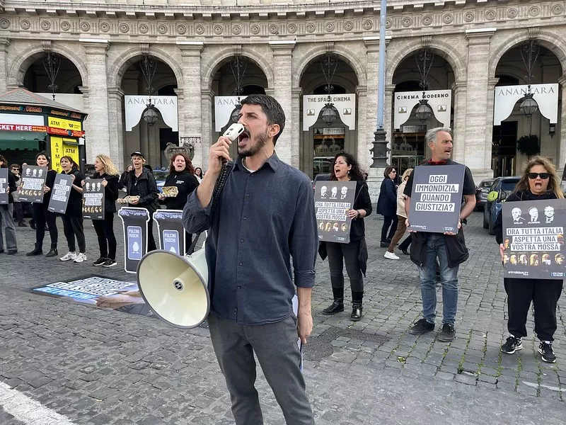 Protesto pelo fim da morte de pintinhos machos na Itália