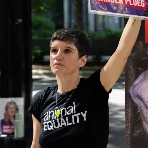 Sharon segurando cartaz