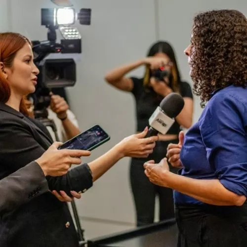 Carla dando entrevista para a TV Alesp