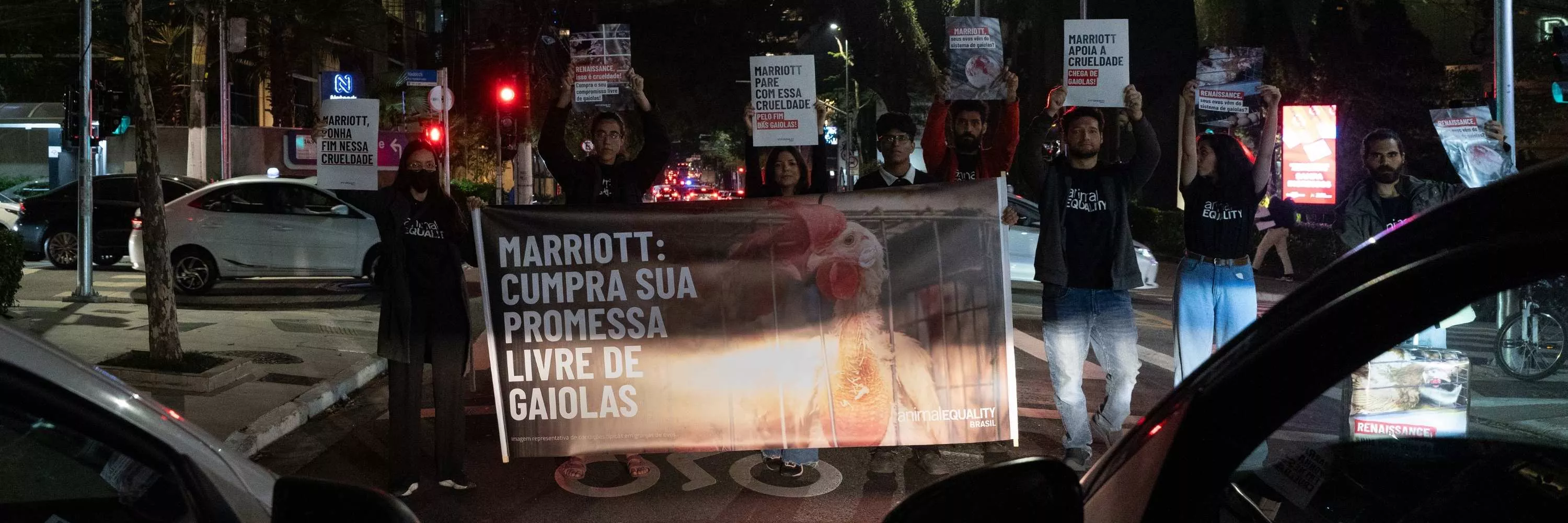 Protesto em frente ao Renaissance da rede Marriott