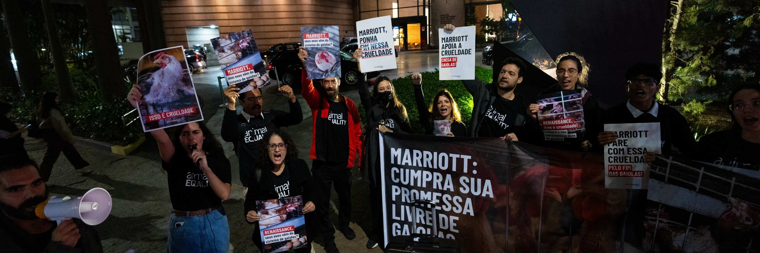 Protetores de Animais em frente ao Renaissance da rede Marriott
