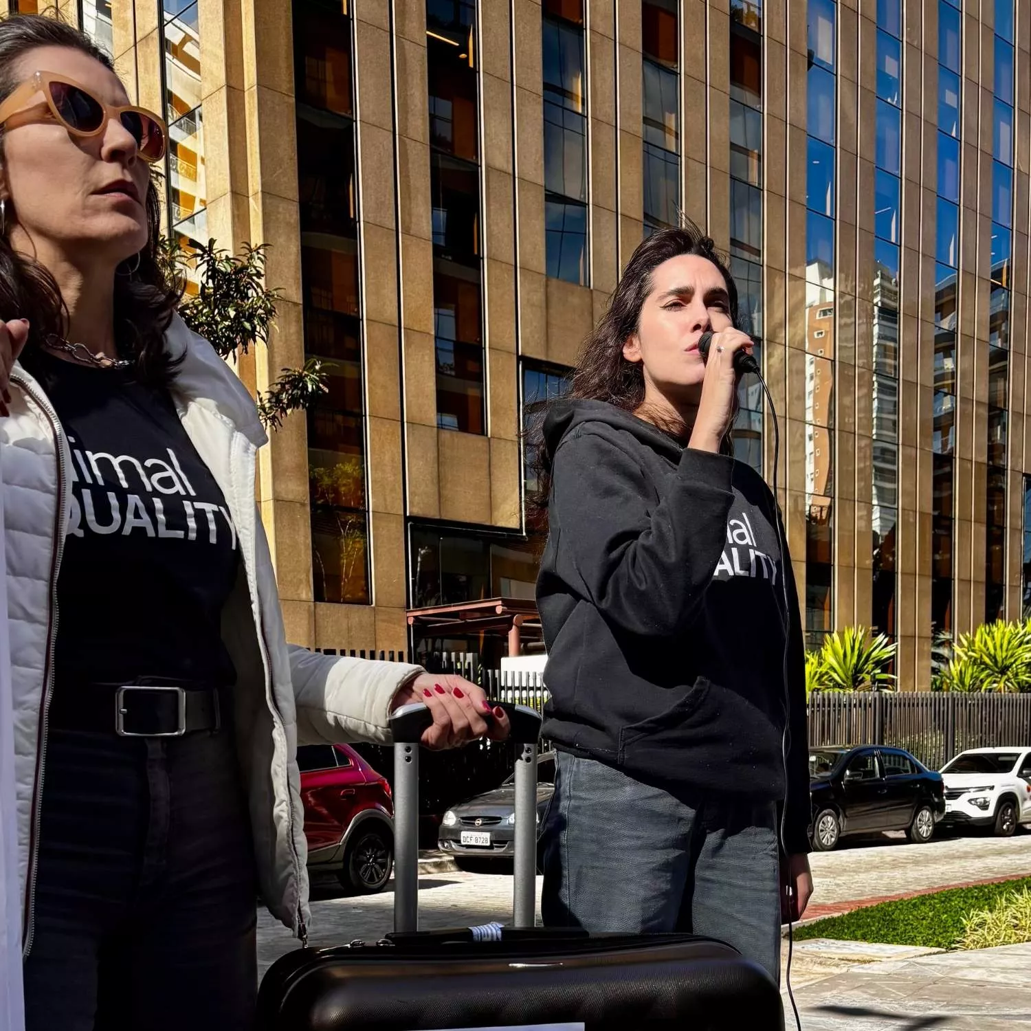 Protestos internacionais em frente a hotéis Marriott exigem cumprimento de compromisso com bem-estar animal