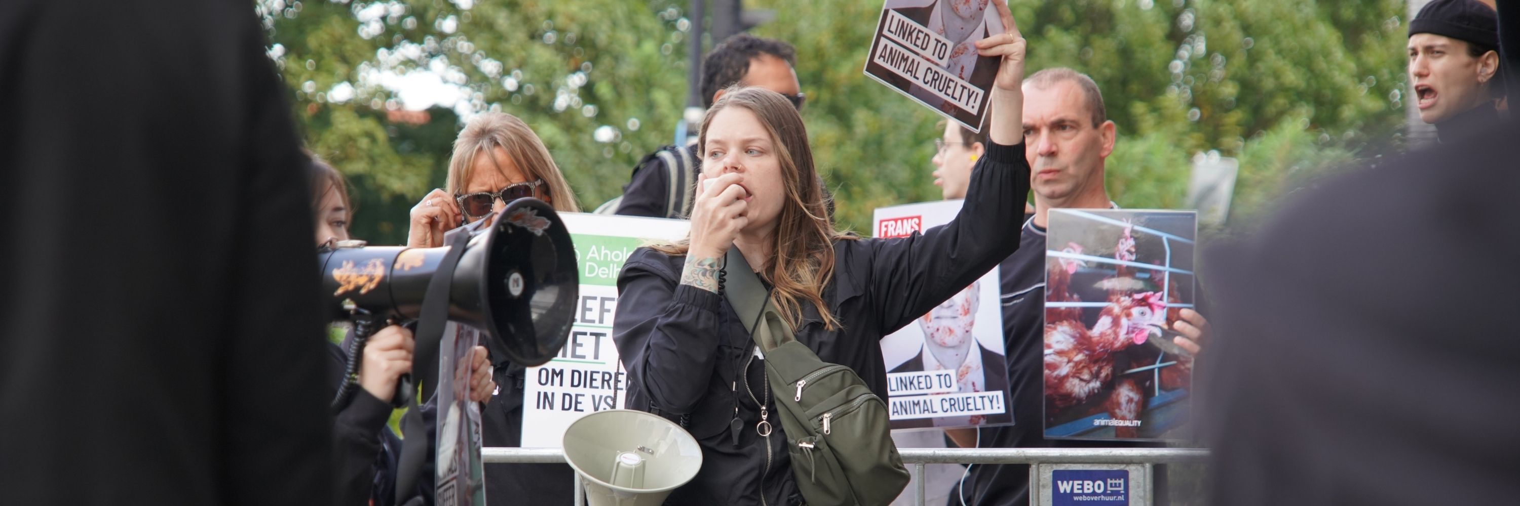 Time internacional da Animal Equality presente em manifestação na Holanda