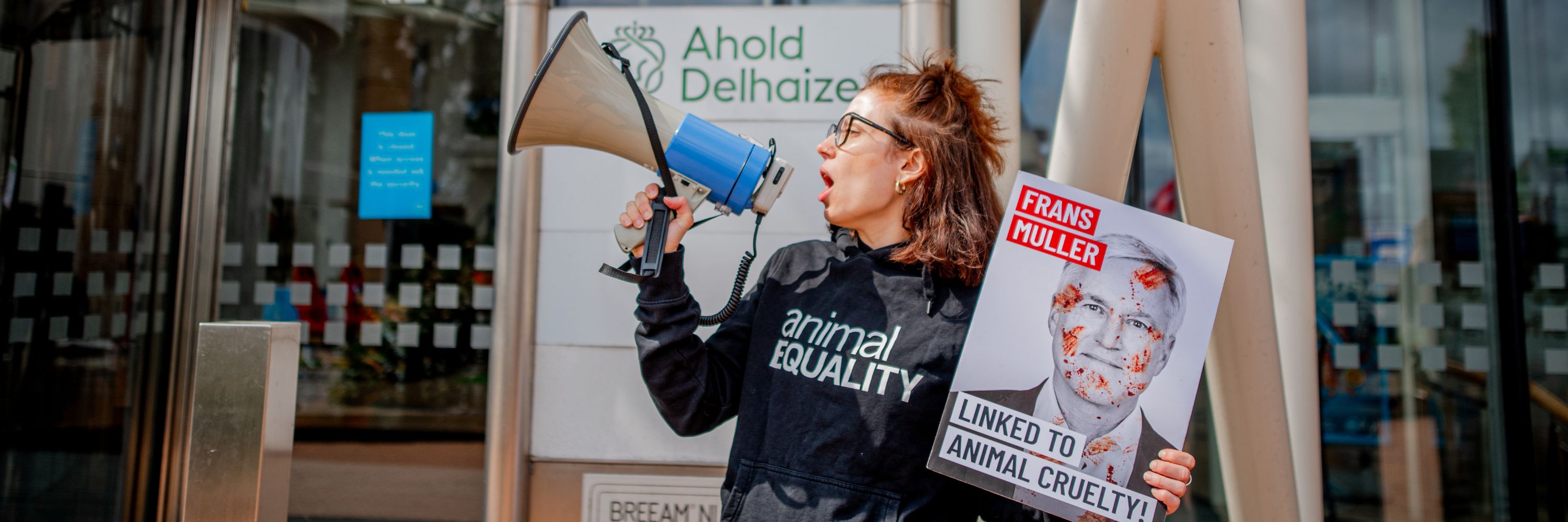 Ombretta em protesto na Holanda com megafone e cartaz
