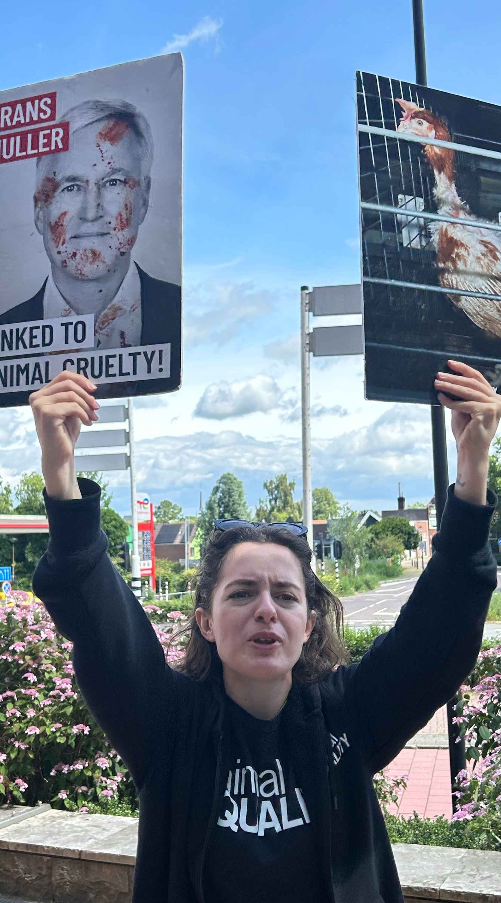 Equipe da Animal Equality levou cartazes para sede da Ahold Delhaize