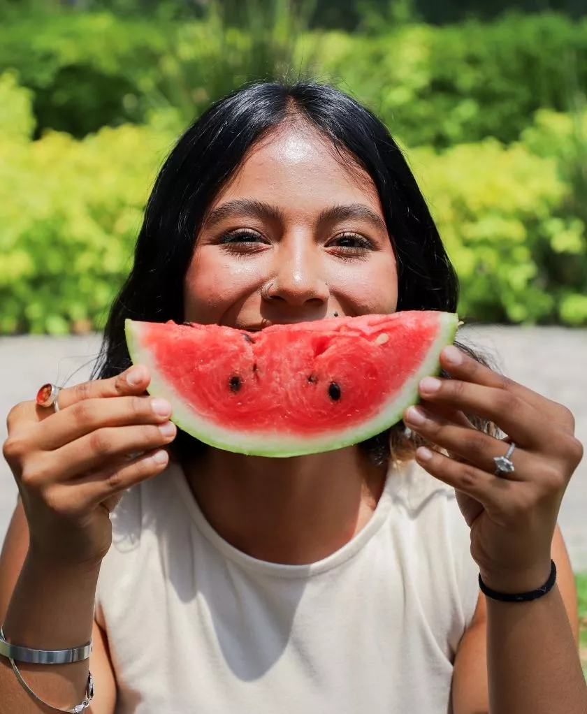 Vida universitária: novo ebook de receitas do Love Veg 5 Estudante segurando sorriso de melancia para campanha do ebook de receitas do Love Veg