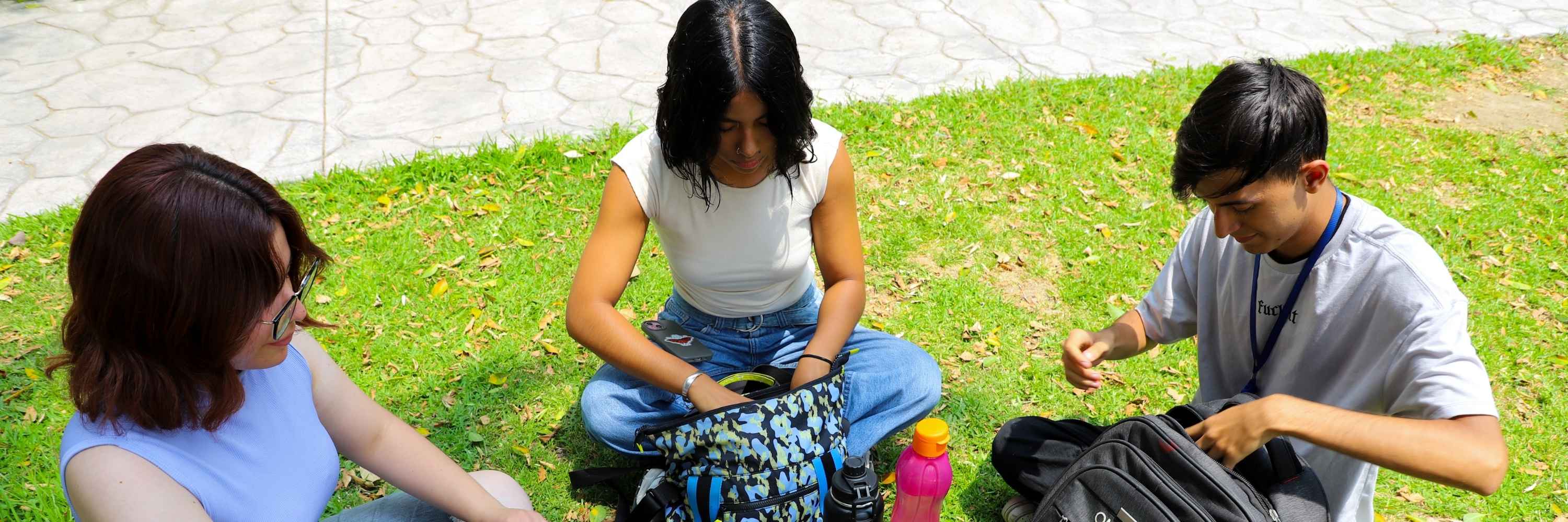 Estudantes sentados em roda