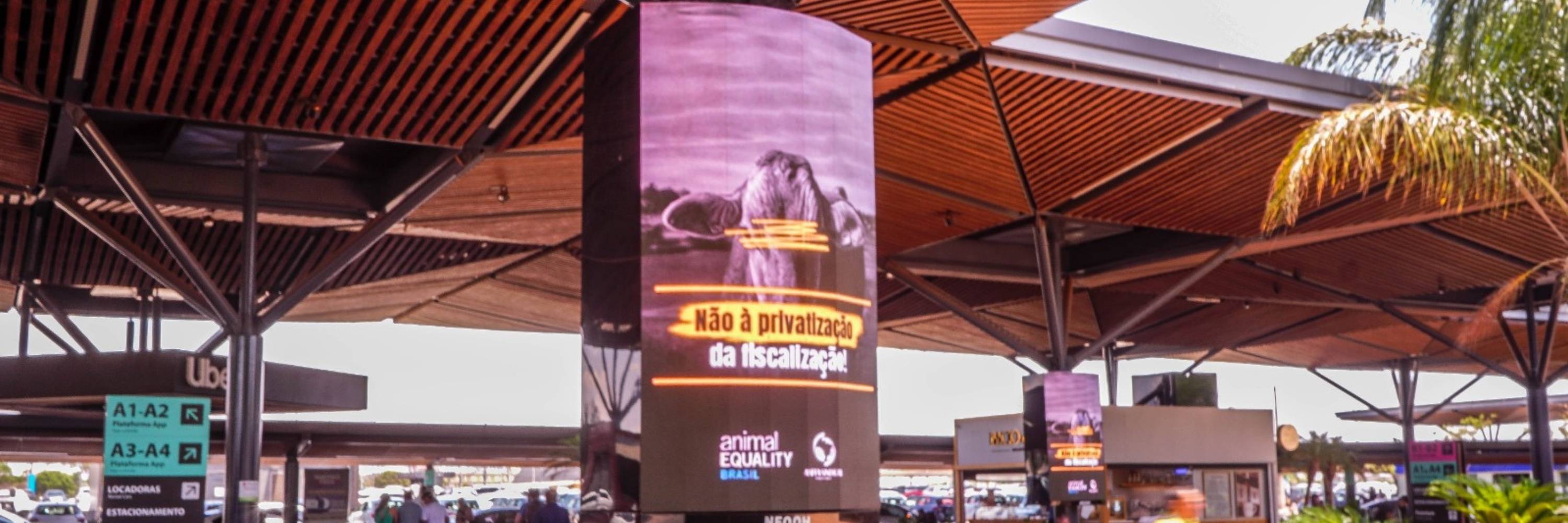 Outdoor no aeroporto de Brasília contra a Lei do Autocontrole