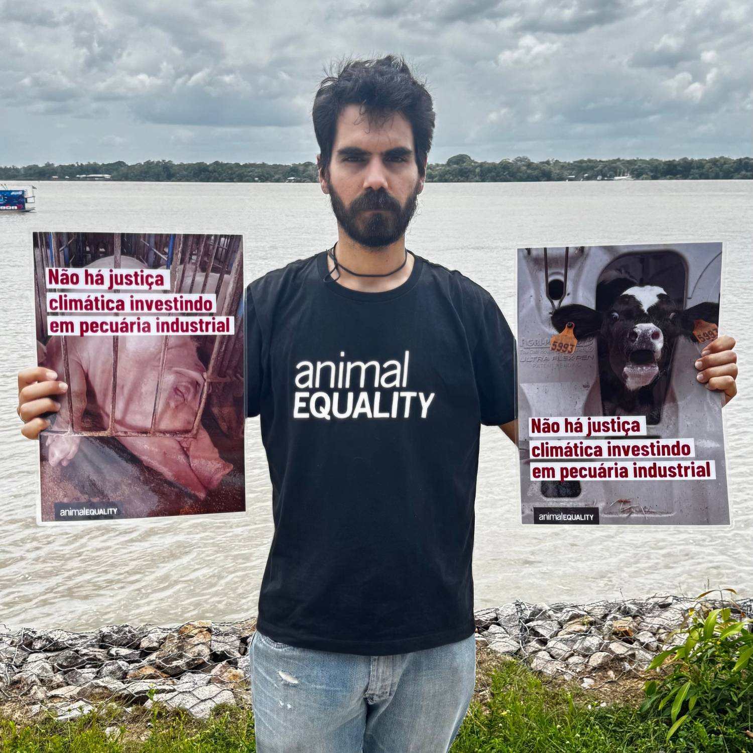 Cartazes em frente ao Rio Guamá, em Belém, na COP30