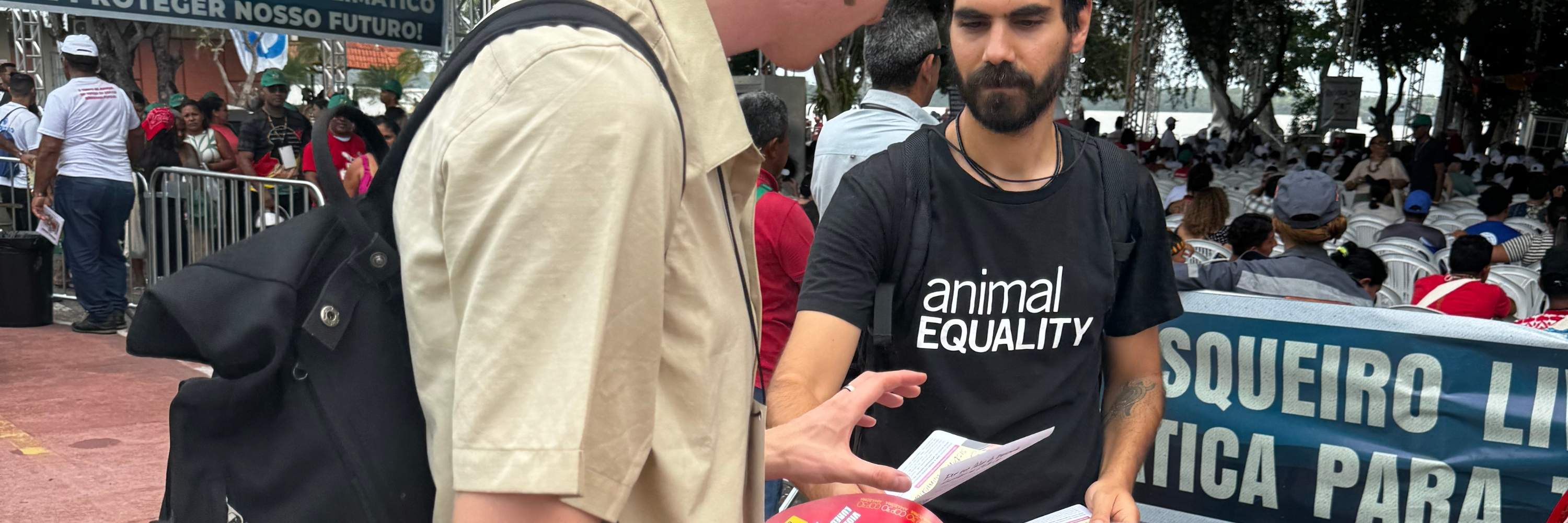 Distribuição de panfletos durante a COP30