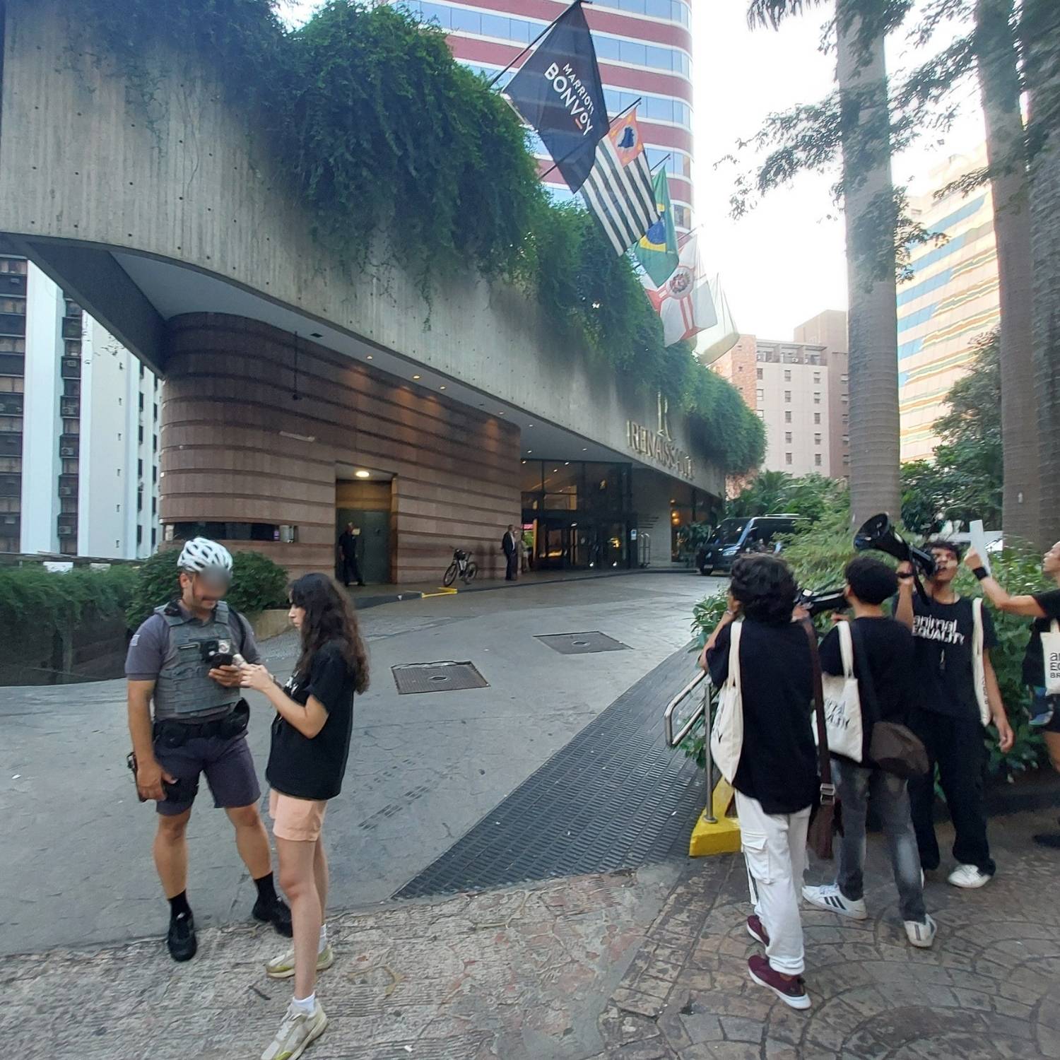 Policial aborda ativista Isadora