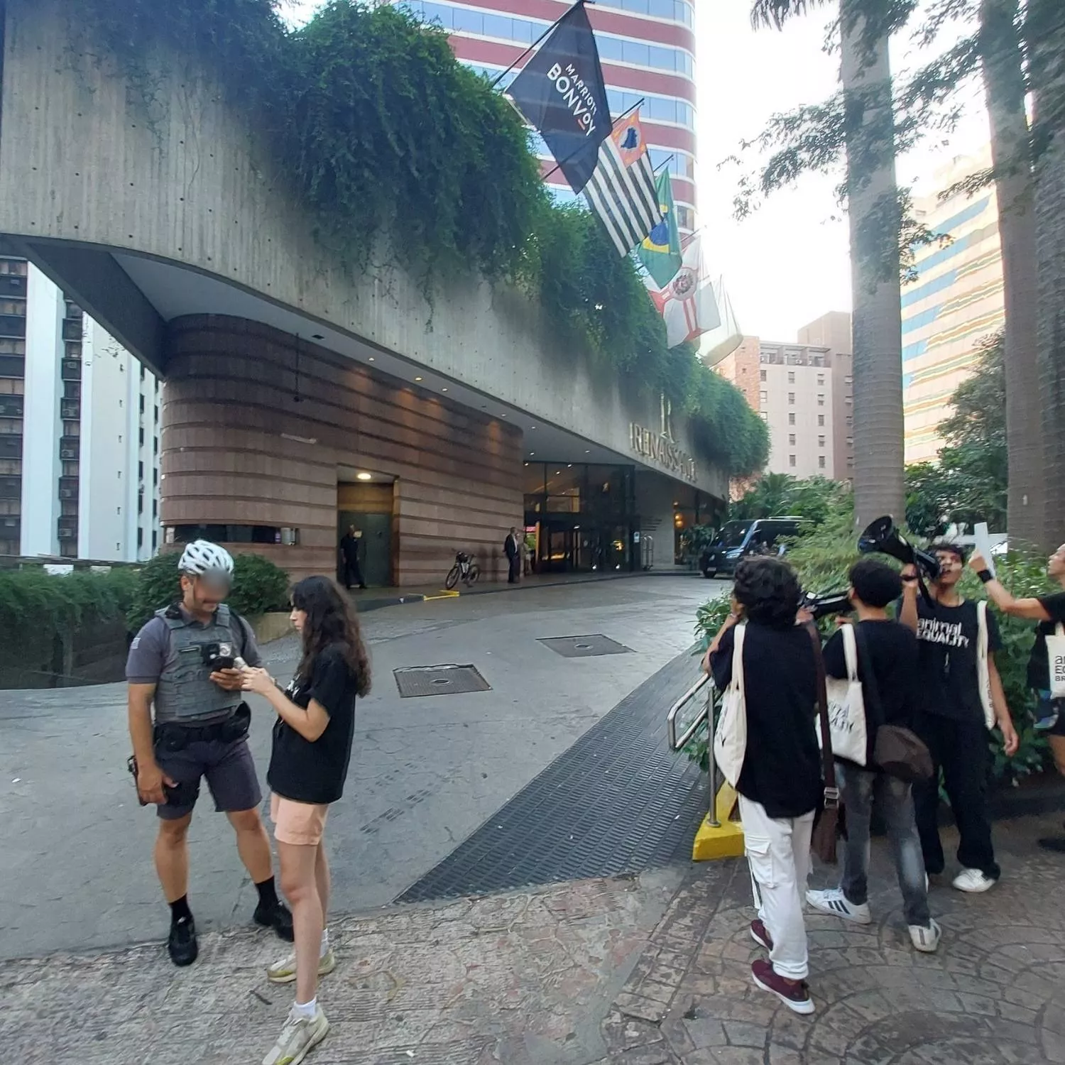 Marriott aciona a polícia durante protesto pacífico, mas manifestação continua