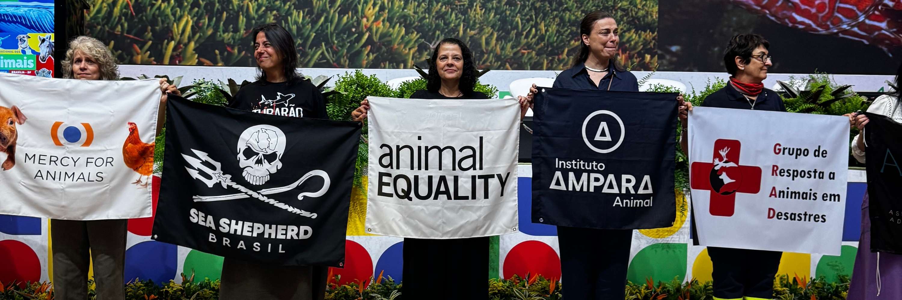 Carla segurando bandeira da Animal Equality na Semana dos Animais