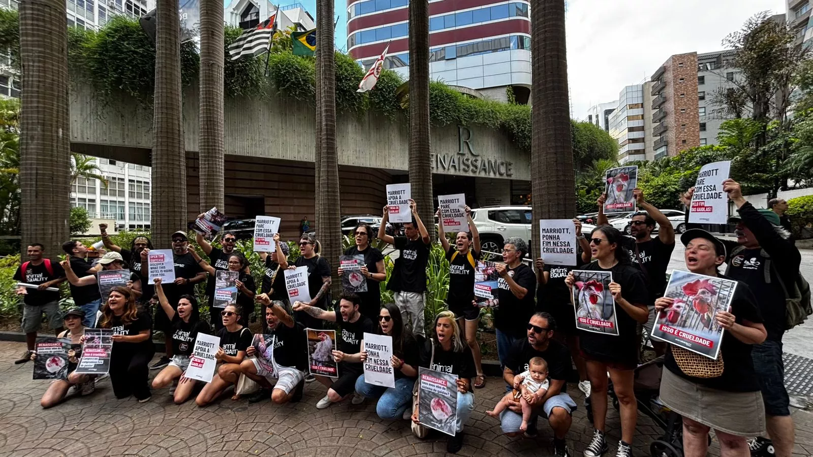 Ativistas protestam em frente ao Hotel Renaissance da rede Marriott