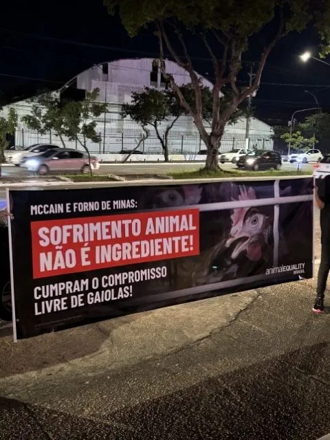 Em quatro dias, quatro protestos contra a McCain por duplo padrão com os animais 7 Faixa banner em frente ao evento da Anuga Brazil