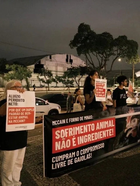 Em quatro dias, quatro protestos contra a McCain por duplo padrão com os animais 4