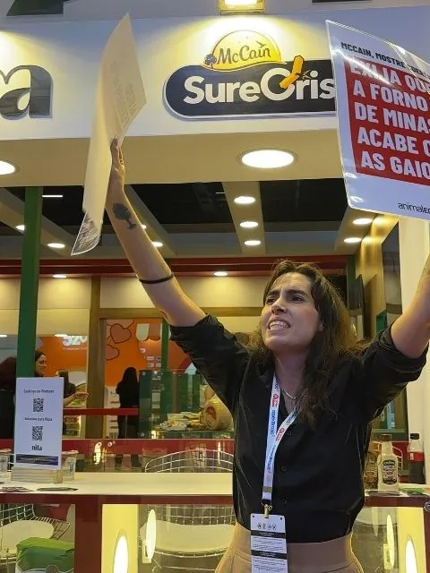 Em quatro dias, quatro protestos contra a McCain por duplo padrão com os animais 1 Ativista em manifestação contra a McCain