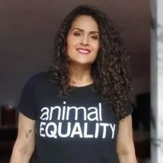 Voluntária com camiseta da Animal Equality