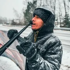 Voluntário encarando nevasca em ação de rua
