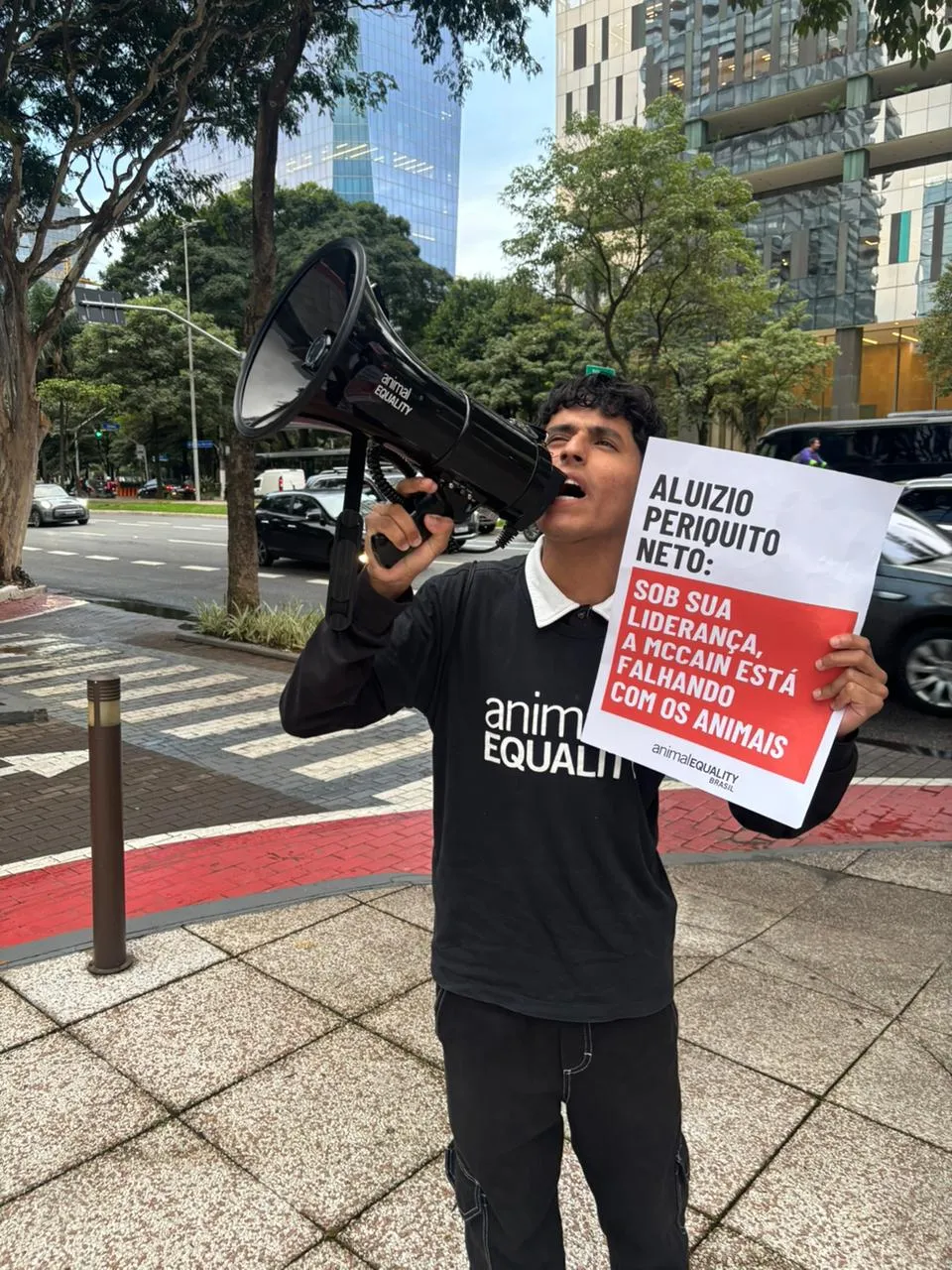Em quatro dias, quatro protestos contra a McCain por duplo padrão com os animais 13