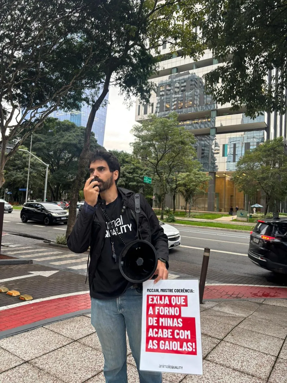Em quatro dias, quatro protestos contra a McCain por duplo padrão com os animais 15