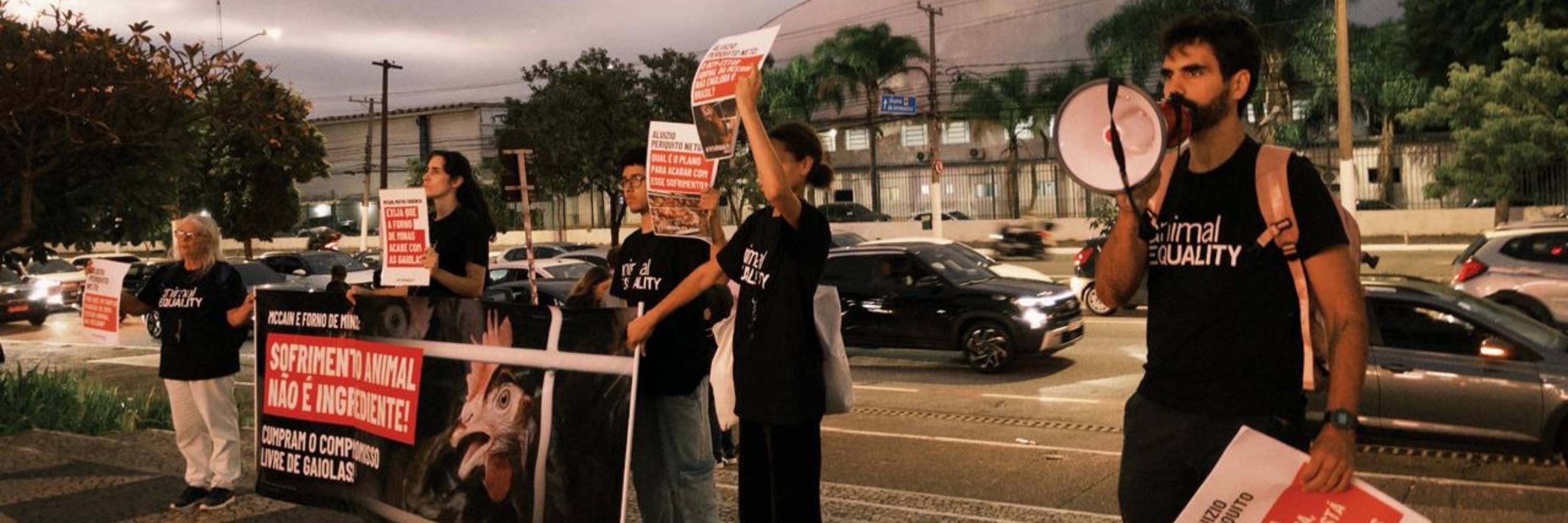 Protesto contra a Forno de Minas/McCain em frente a Anuga Brazil 2026