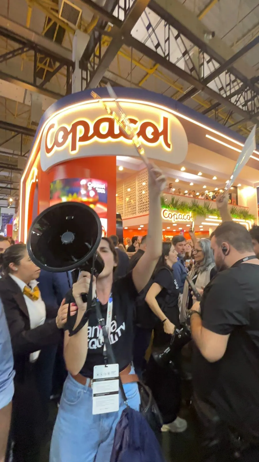 Protesto dentro do APAS Show exigindo que McCain e Forno de Minas cumpram seu compromisso