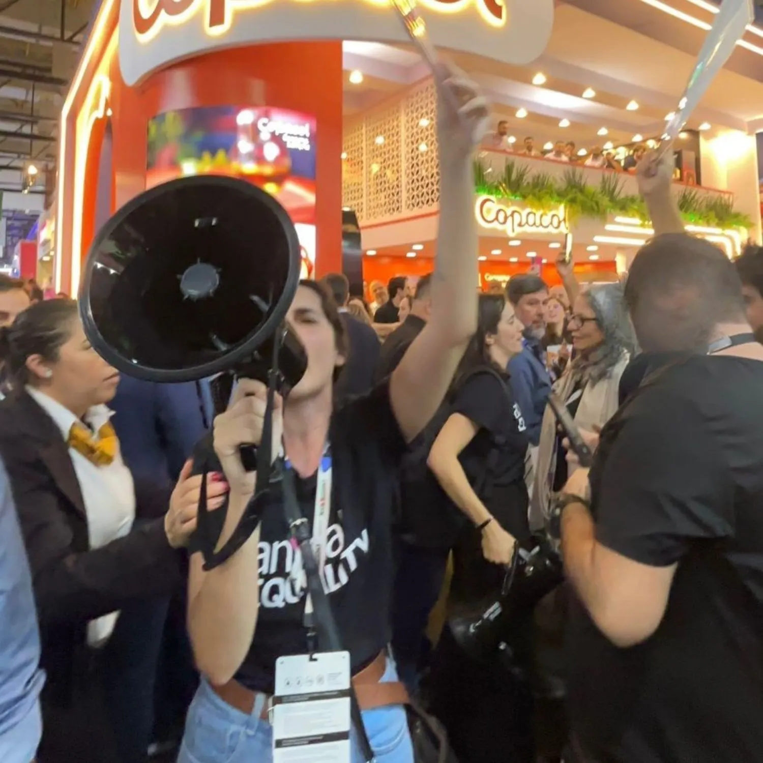 Truculência e hostilidade marcaram o protesto pacífico contra McCain e Forno de Minas no APAS SHOW