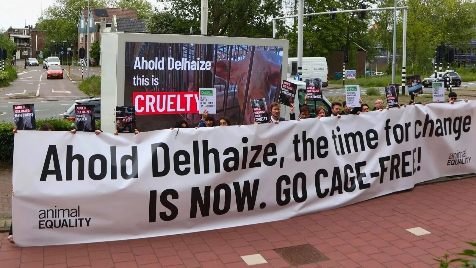 Relatório de Impacto do 1º trimestre 2026 11 Manifestantes protestam em frente à sede da Ahold Delhaize