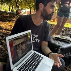 Relatório de Impacto do 1º trimestre 2026 5 Ativista mostrando computador