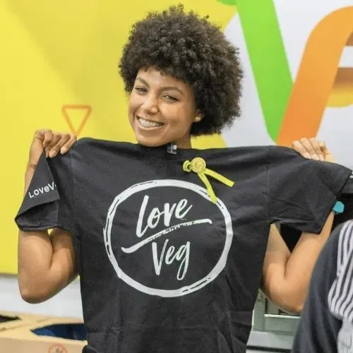 Relatório de Impacto do 1º trimestre 2026 9 Voluntária com camiseta do Love Veg