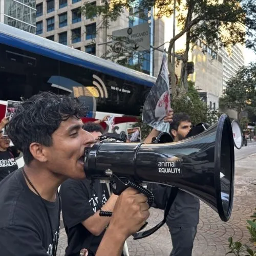 Relatório de Impacto do 1º trimestre 2026 7 Voluntário com megafone em protesto