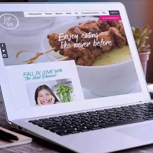 Relatório de Impacto do 1º trimestre 2026 8 Notebook mostrando a homepage do Love Veg