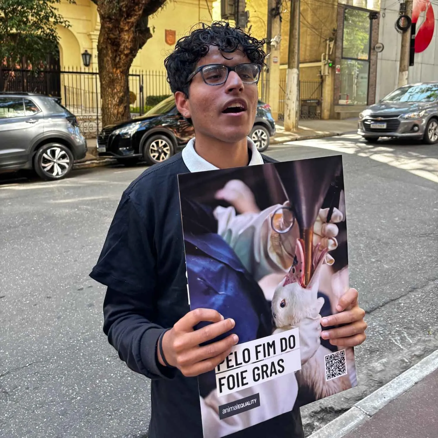 Protetor de Animais em protesto pelo fim do foie gras