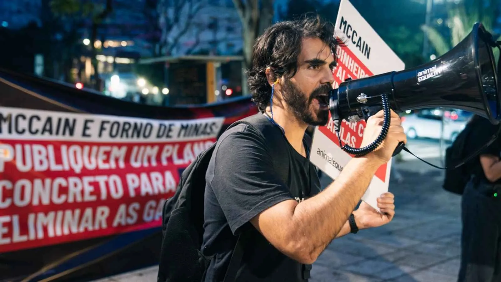 Ativistas protestam em frente à sede da McCain