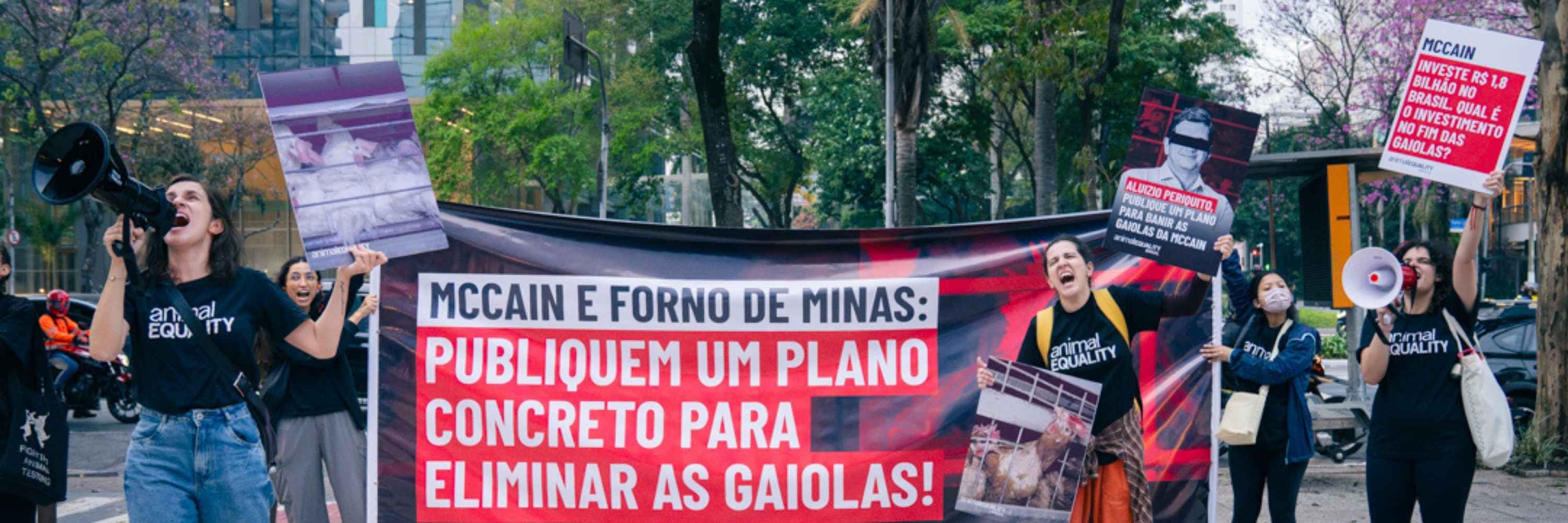 Protesto em frente a sede da McCain